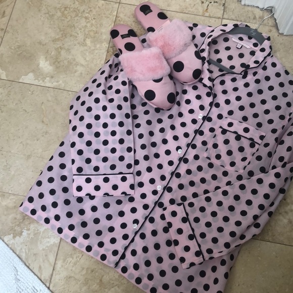 Victoria's Secret Other - Victoria’s Secret 2 pc. Set. Sleep top & slippers.